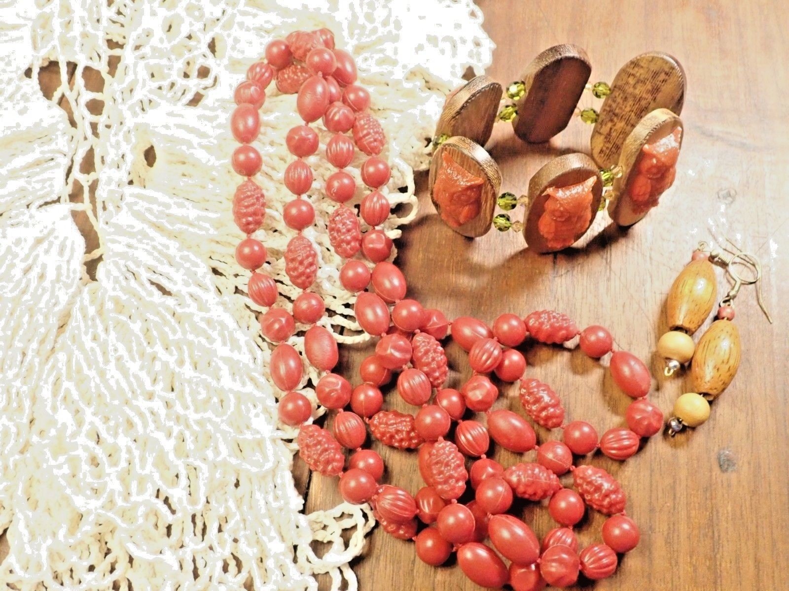 Vtg Patterned Red Plastic Necklace w/ Stretchy Owl Bracelet & Dangle Earrings