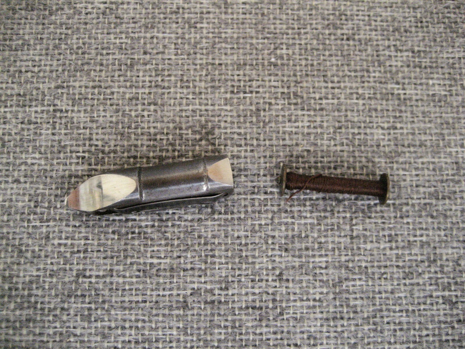 ANTIQUE VINTAGE BULLET SHUTTLE & BOBBIN FOR SEWING MACHINE FREE SHIPPING
