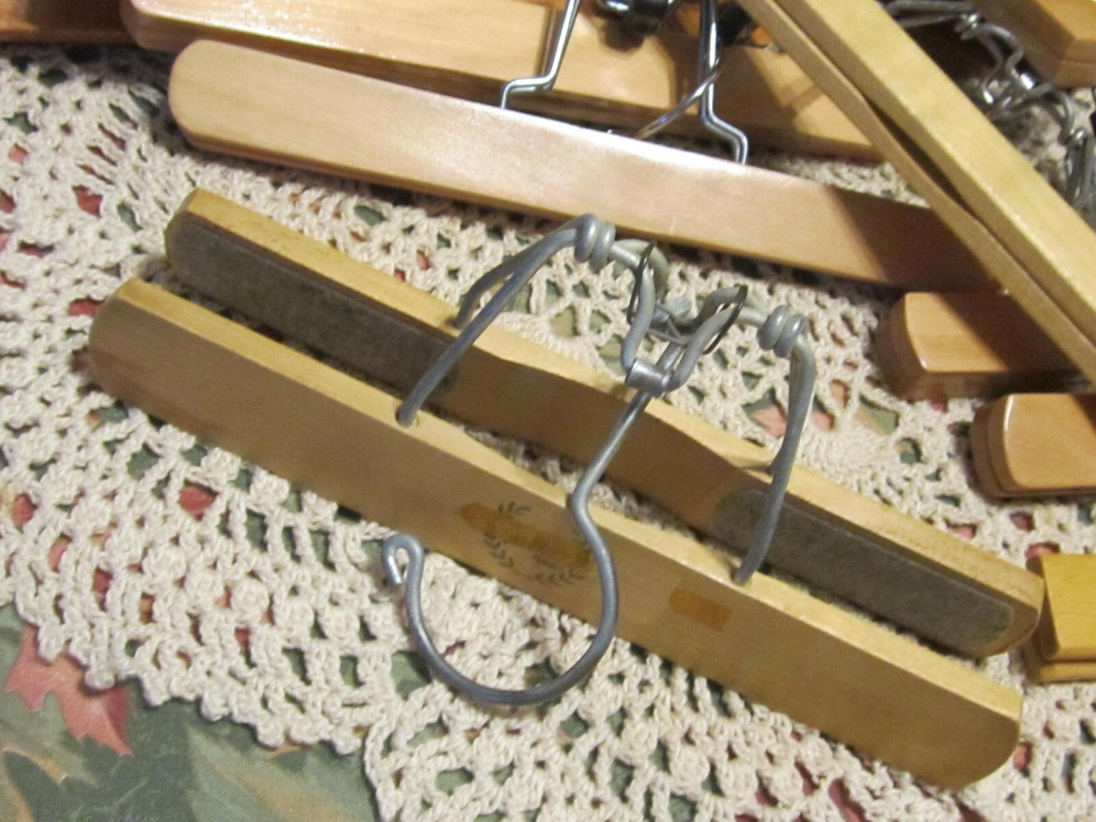 20-Wooden wire Pinch Clamp Pants Skirt Slacks Clothes Hanger's, Orga