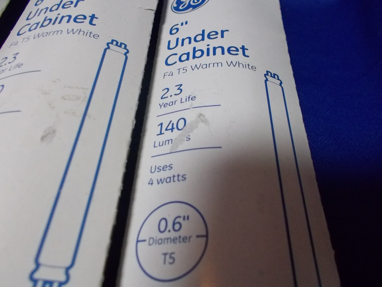 lot of 3 fluorescent lightbulbs 6