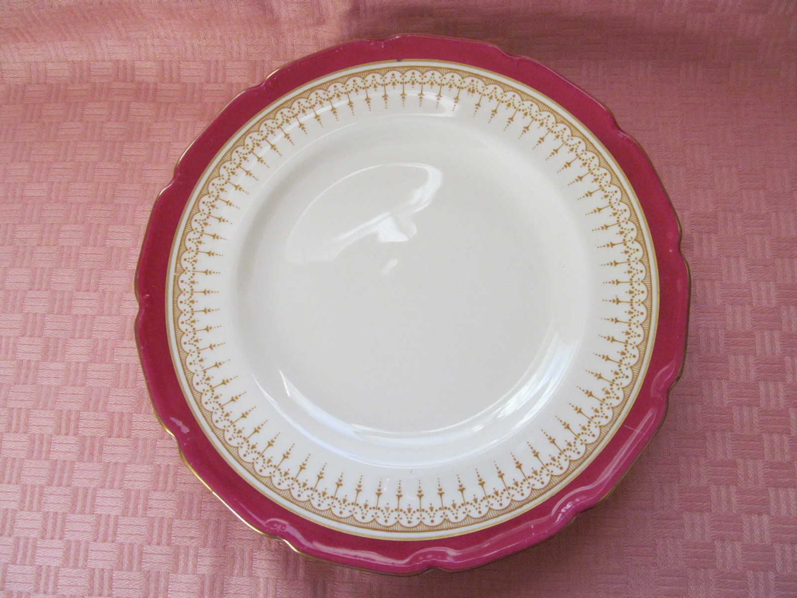 ROYAL DOULTON, ENGLAND, BONE CHINA, DUKE OF YORK MAROON SALAD PLATE(S) - VGC