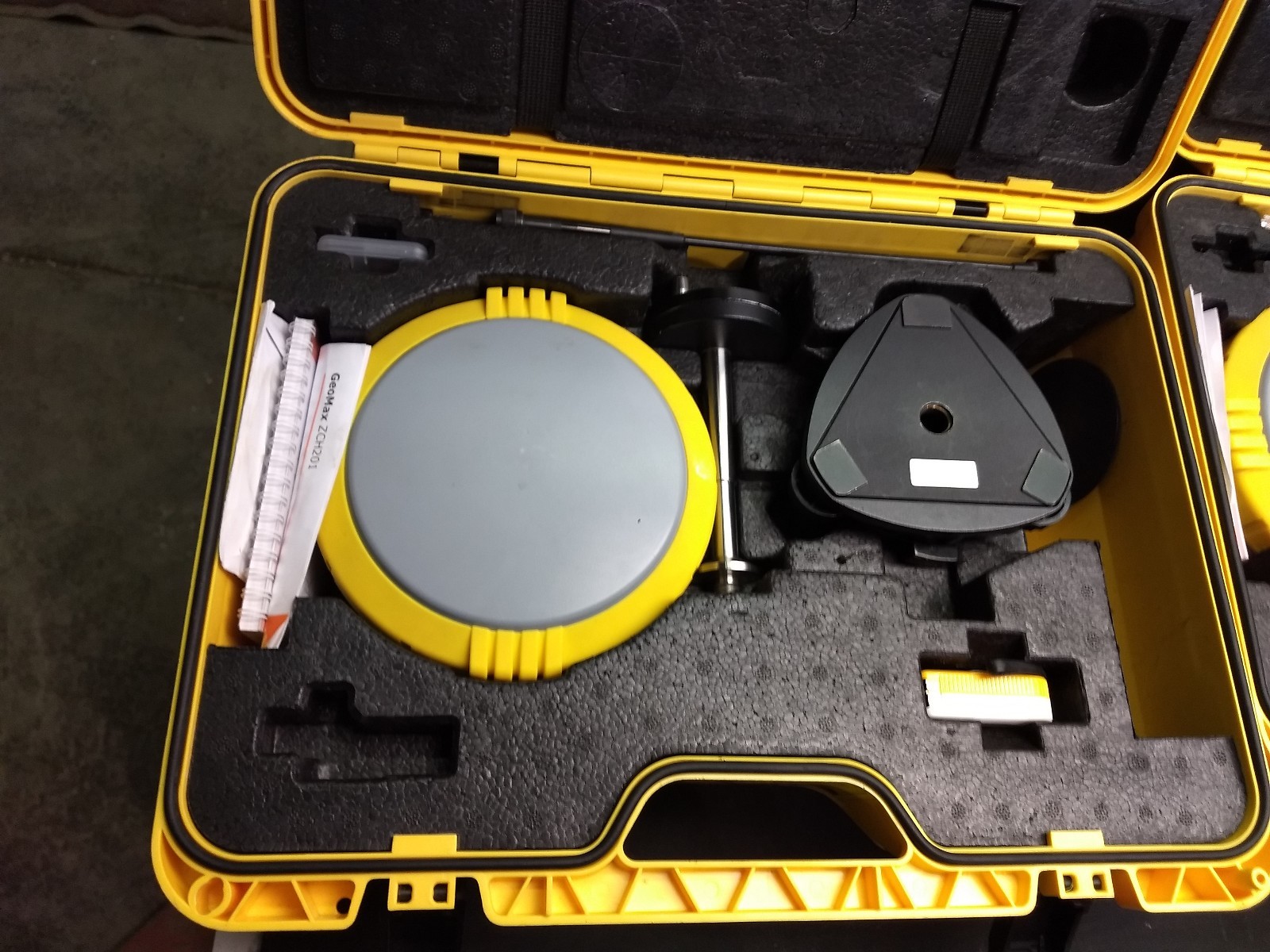 Geomax Zenith25 GNSS GPS RTK System -BASE AND ROVER W/ DATA COLLECTER