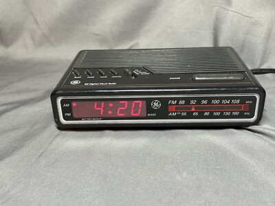 Vintage General Electric GE 7-4612 BKB AM FM Digital Alarm Clock Radio Tested