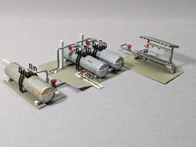 N scale  Unbranded  FUEL TANKS   with  Fuel loading facility