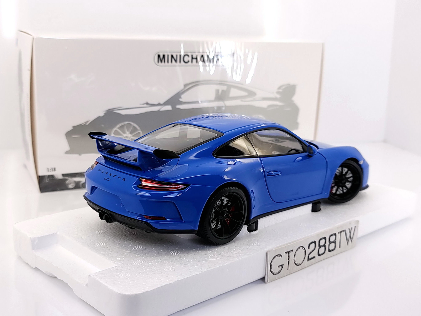 Minichamps 1:18 scale Porsche 911 GT3 2018 - Blue(Type 991.2