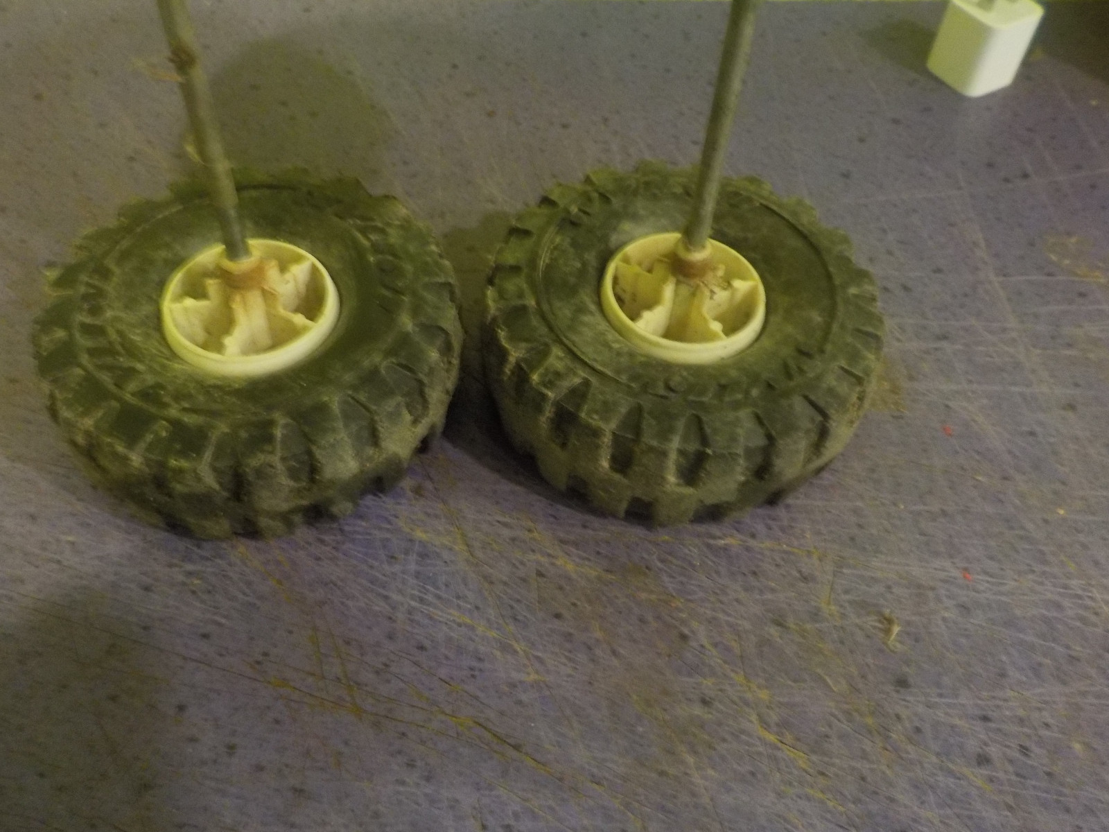 ny-lint dumper truck 4 tires 4 white wheel 2 axles for parts