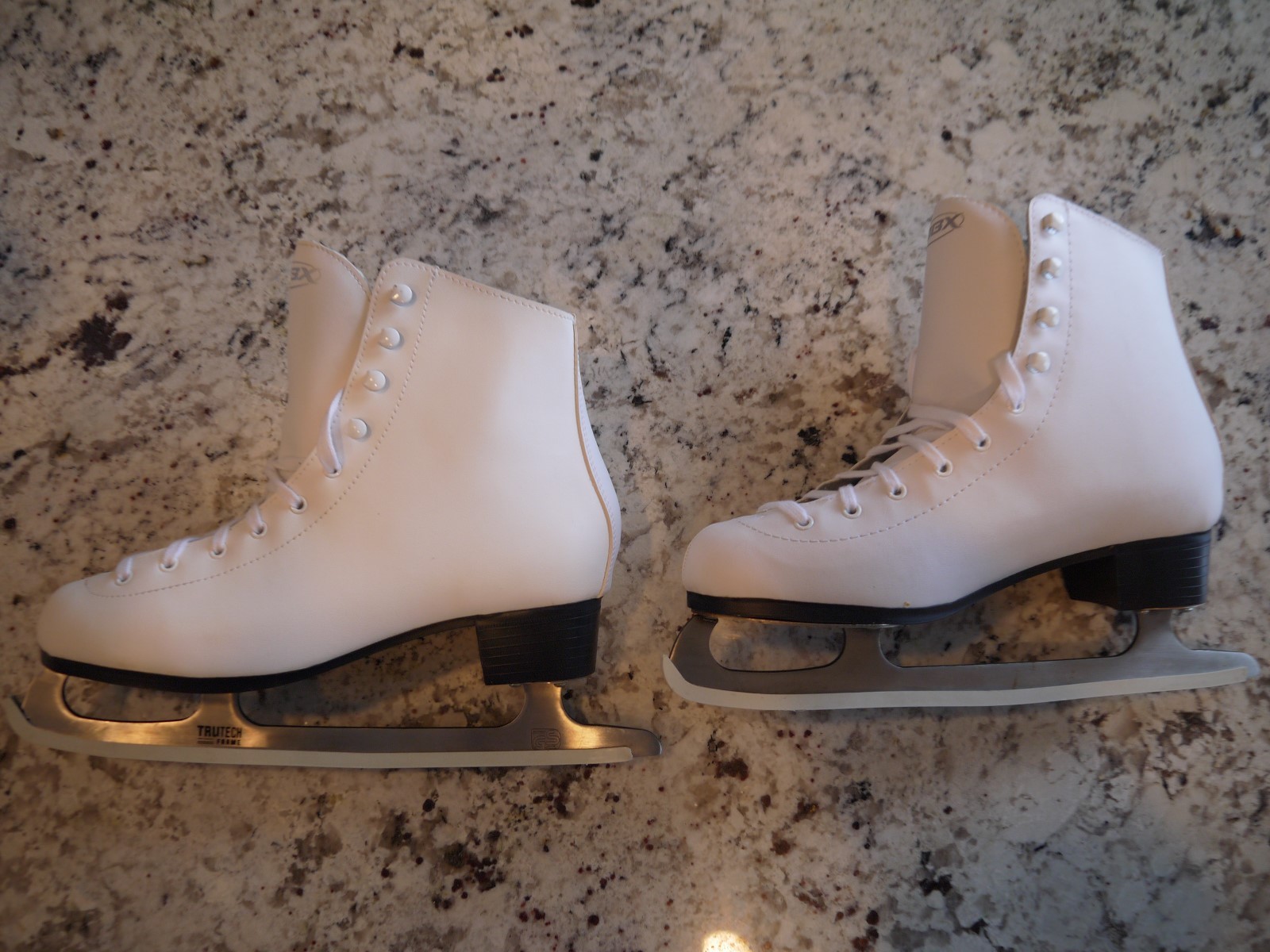 DBX WOMEN'S FIGURE ICE SKATES - 1100 SERIES - SIZE 8 - BRAND NEW