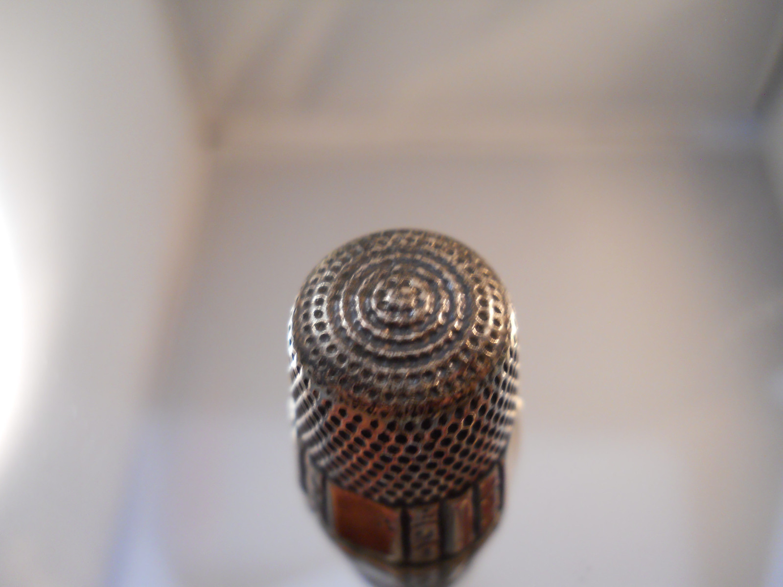 ANTIQUE SIMONS STERLING SILVER COLLECTIBLE SEWING THIMBLE SIZE 10 PANEL & SCROLL