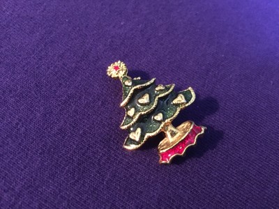 UNSIGNED CHRISTMAS TREE W/HEARTS PIN BROOCH GOLD W/ENAMEL-VINTAGE