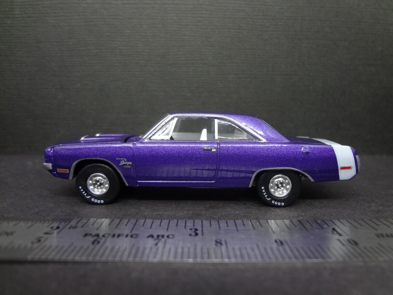 Auto World 1971 Dodge Dart Swinger 340 SP plum crazy - Loose