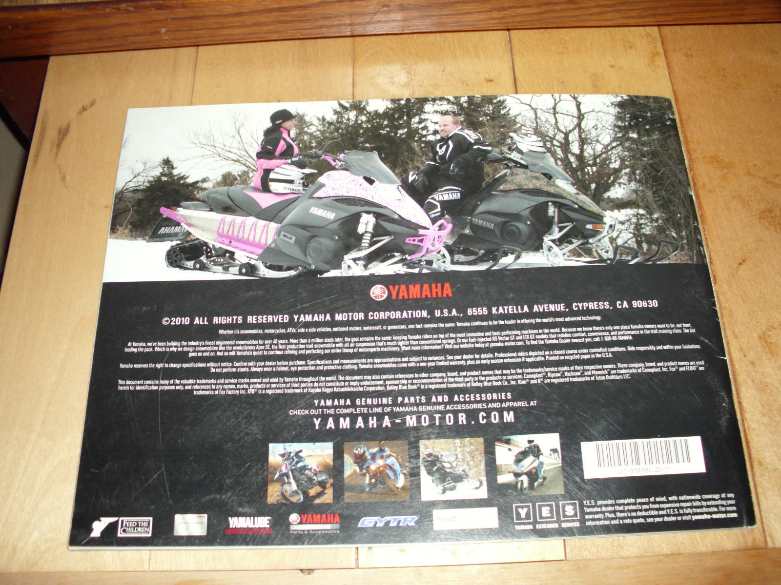 2011 YAMAHA SNOWMOBILE ACCESSORIES & APPAREL SALES CATALOG BROCHURE NICE!!