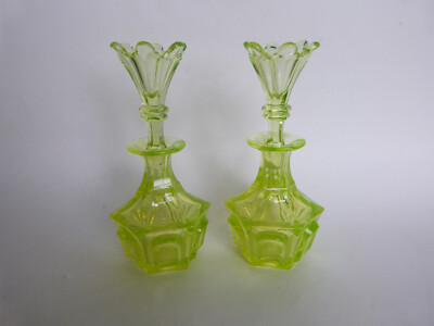 paire de flacons cristal ouraline Baccarat Le Creusot Charles X vaseline glass