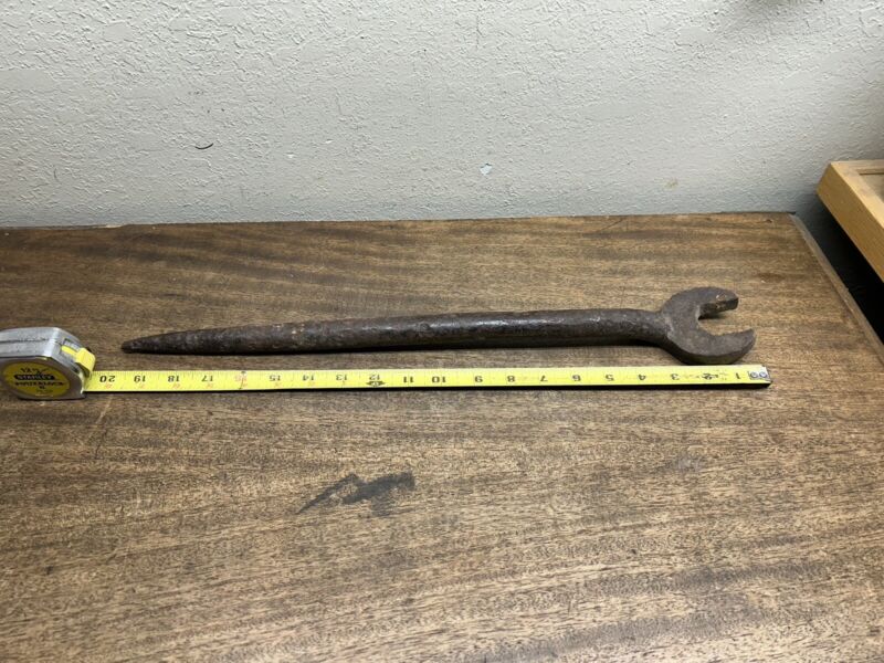 Vintage Unbranded Hand Forged~ 1 1/4" Steel Workers ~ SPUD WRENCH ~ 19 3/4" Long