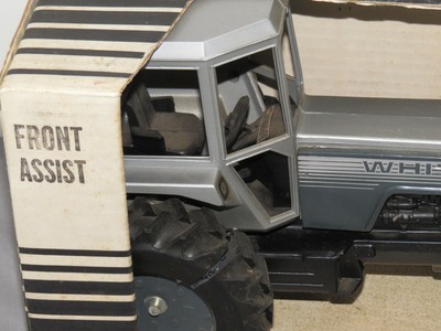 Vintage WHITE 2-135 Field Boss 1:16 Toy Tractor Front Wheel Assist Silver NIB