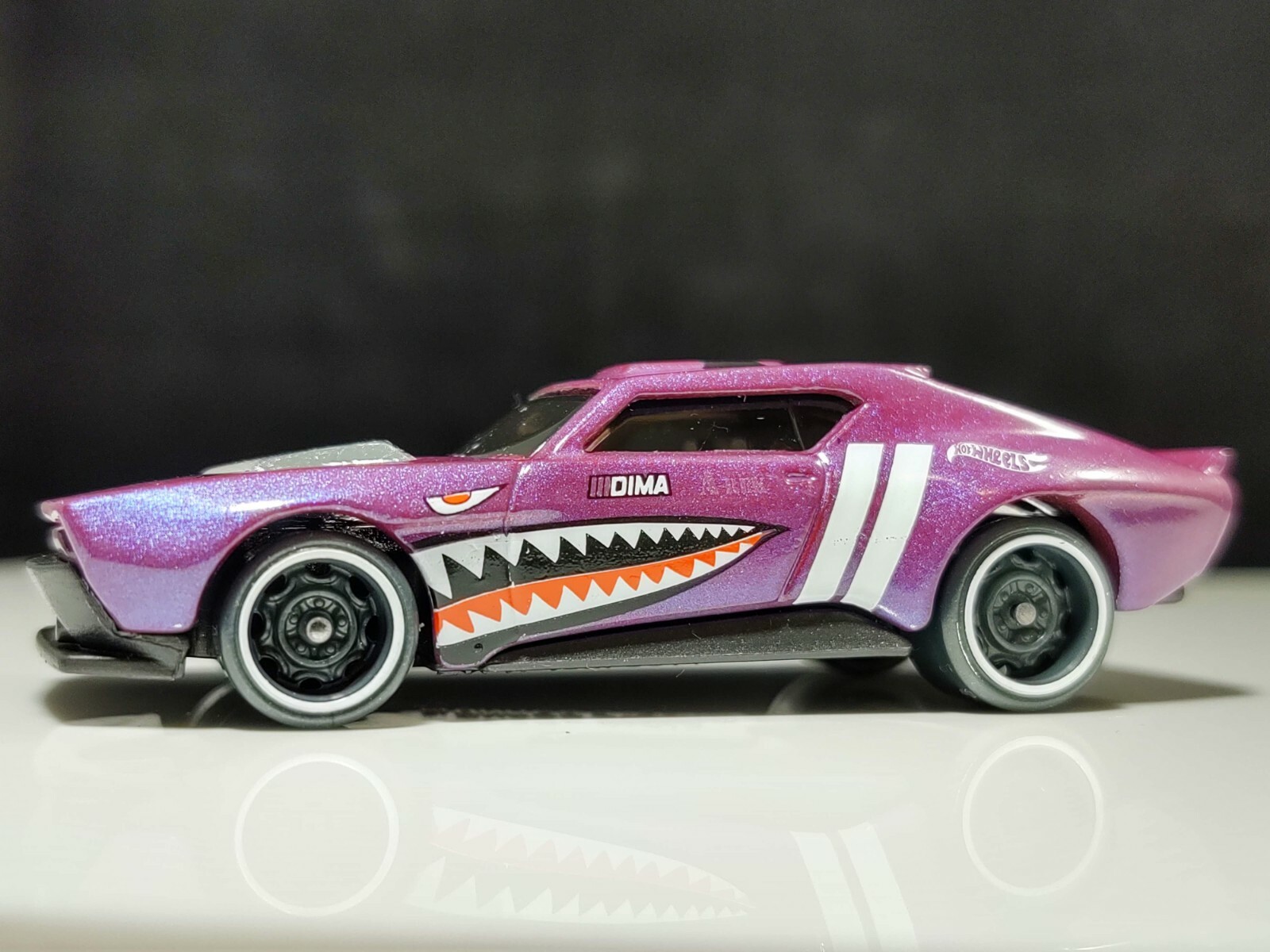 2018 MUSCLE BOUND FUTURISTIC GREEN 1/64 SCALE DIECAST DIORAMA COLLECTOR CAR