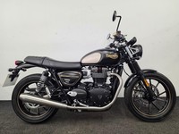 TRIUMPH BONNEVILLE STREET TWIN GOLD LINE ** LOW 10 MILES - BREMBO BRAKES **