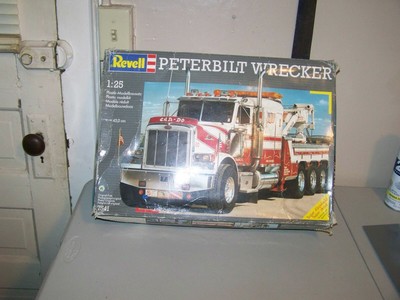 1/25 7541 Revell Peterbilt Can-Do Wrecker