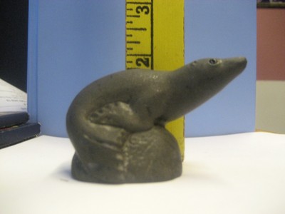 VINTAGE SOAPSTONE HAND CRAFTED NORTHWEST AMERICAN CARVED SEAL/SEA LION FIGURINE