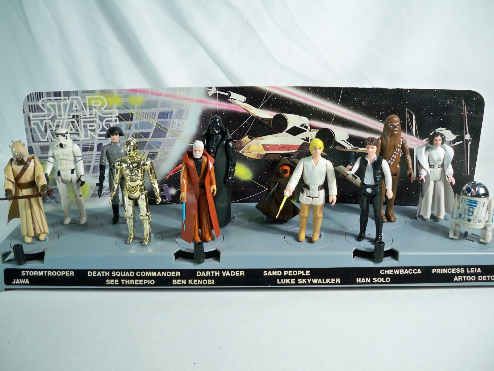 K23i00589 FIRST 12 STAR WARS 1977 FIGURES & DISPLAY STAND 95 K23i00589 FIRST 12 STAR WARS 1977 FIGURES & DISPLAY STAND 95