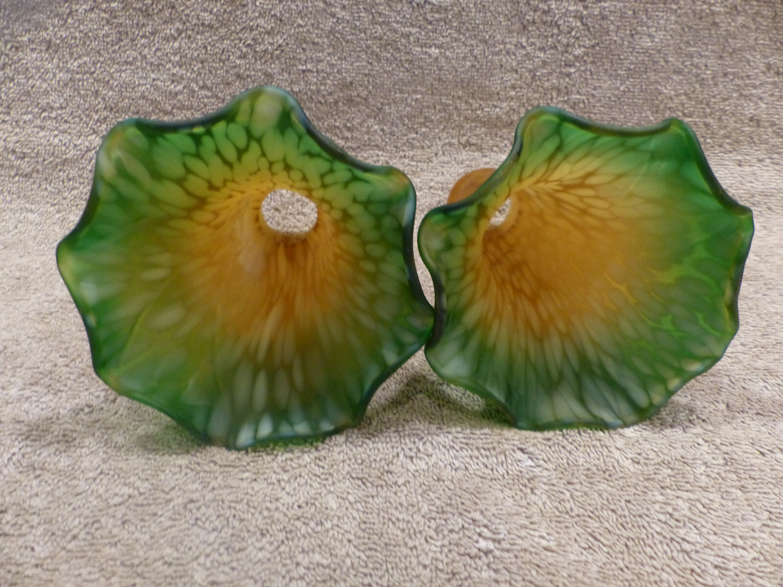 2 VINTAGE TIFFANY STYLE LILLY TULIP GLASS LAMP SHADE AMBER GREEN REPLACEMENT EUC