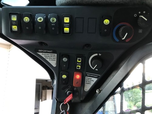 JOHN DEERE 318D SKID- AIR/HEAT