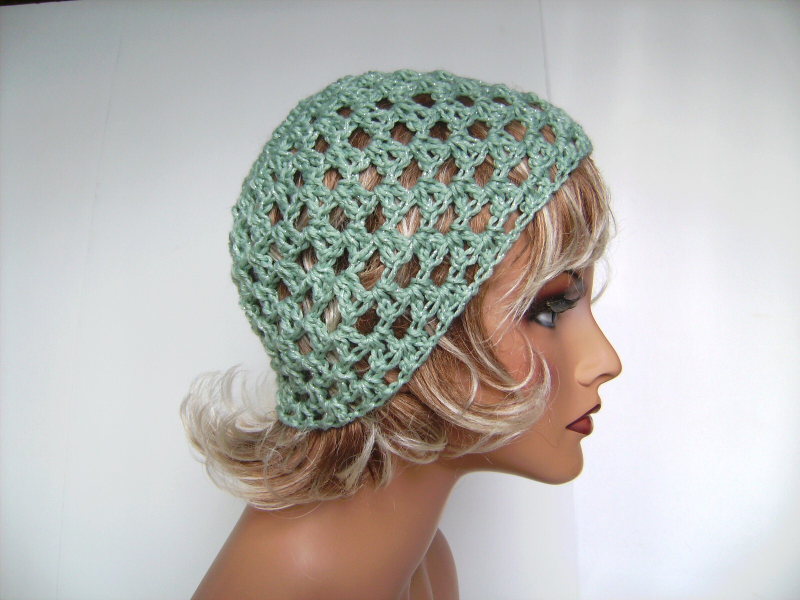 NEW MINT GREEN SPARKLE OPEN WEAVE BEANIE HAT HAND MADE CROCHET BERET SKULL CAP NEW MINT GREEN SPARKLE OPEN WEAVE BEANIE HAT HAND MADE CROCHET BERET SKULL CAP