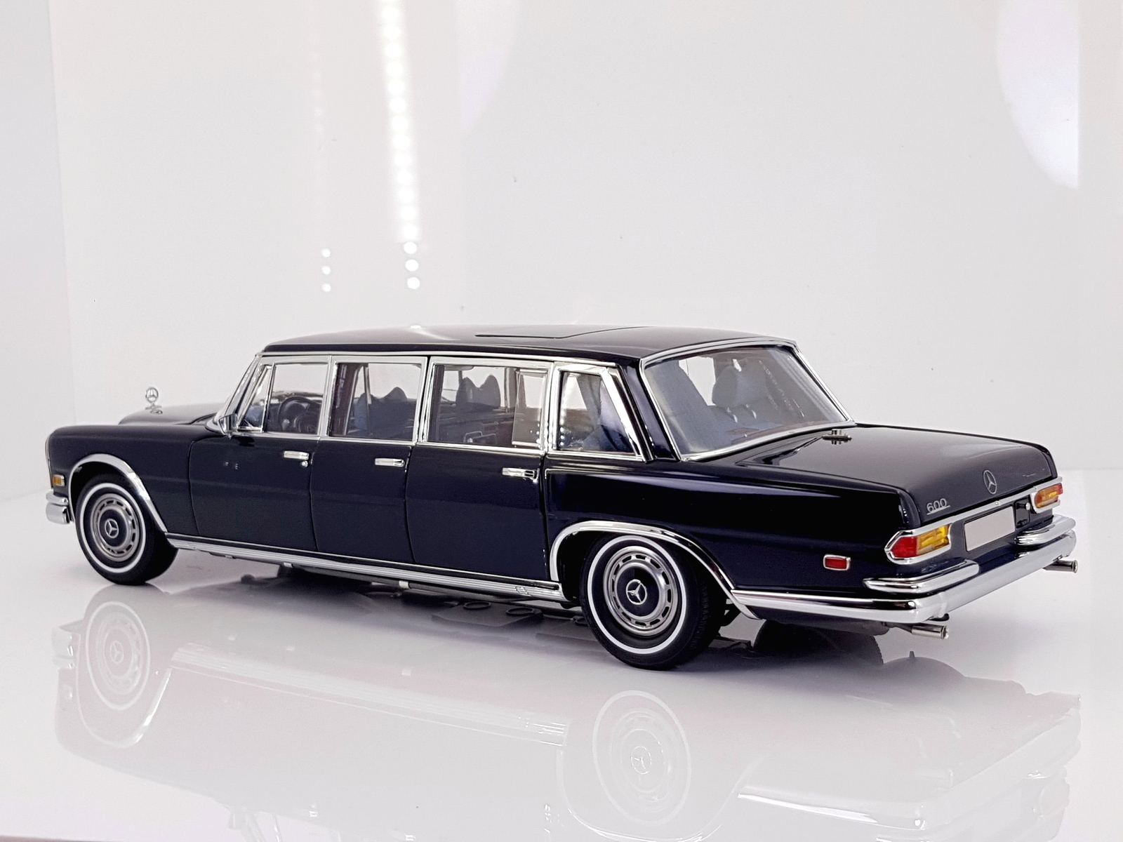 CMC 1:18 Mercedes-Benz 600 Pullman 1969 W100 CMC 1:18 Mercedes-Benz 600 Pullman 1969 W100