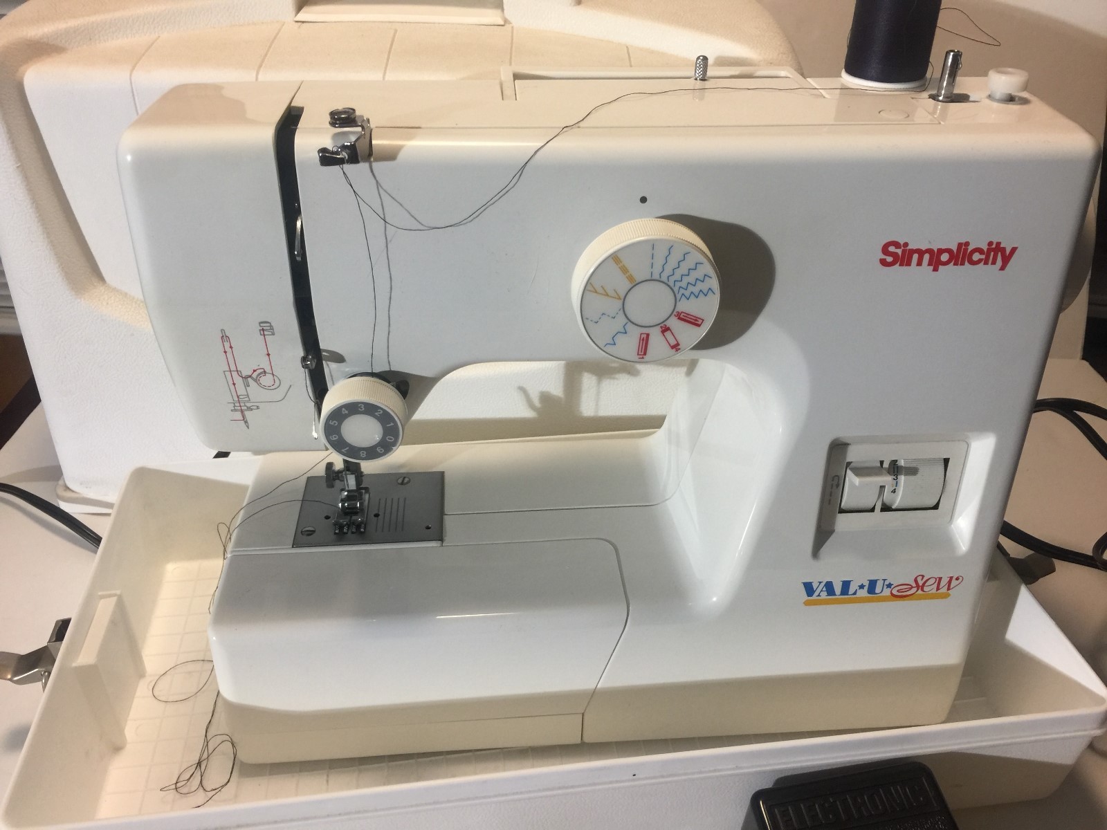 RARE MINT!!!!  SIMPLICITY 2507 SEWING MACHINE with hard case and extras!!!
