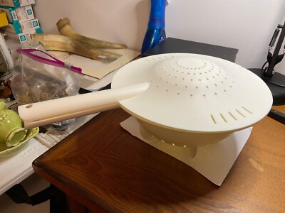 Tupperware Double Colander/Strainer White 2 Piece with Locking Lid 2 Quart    