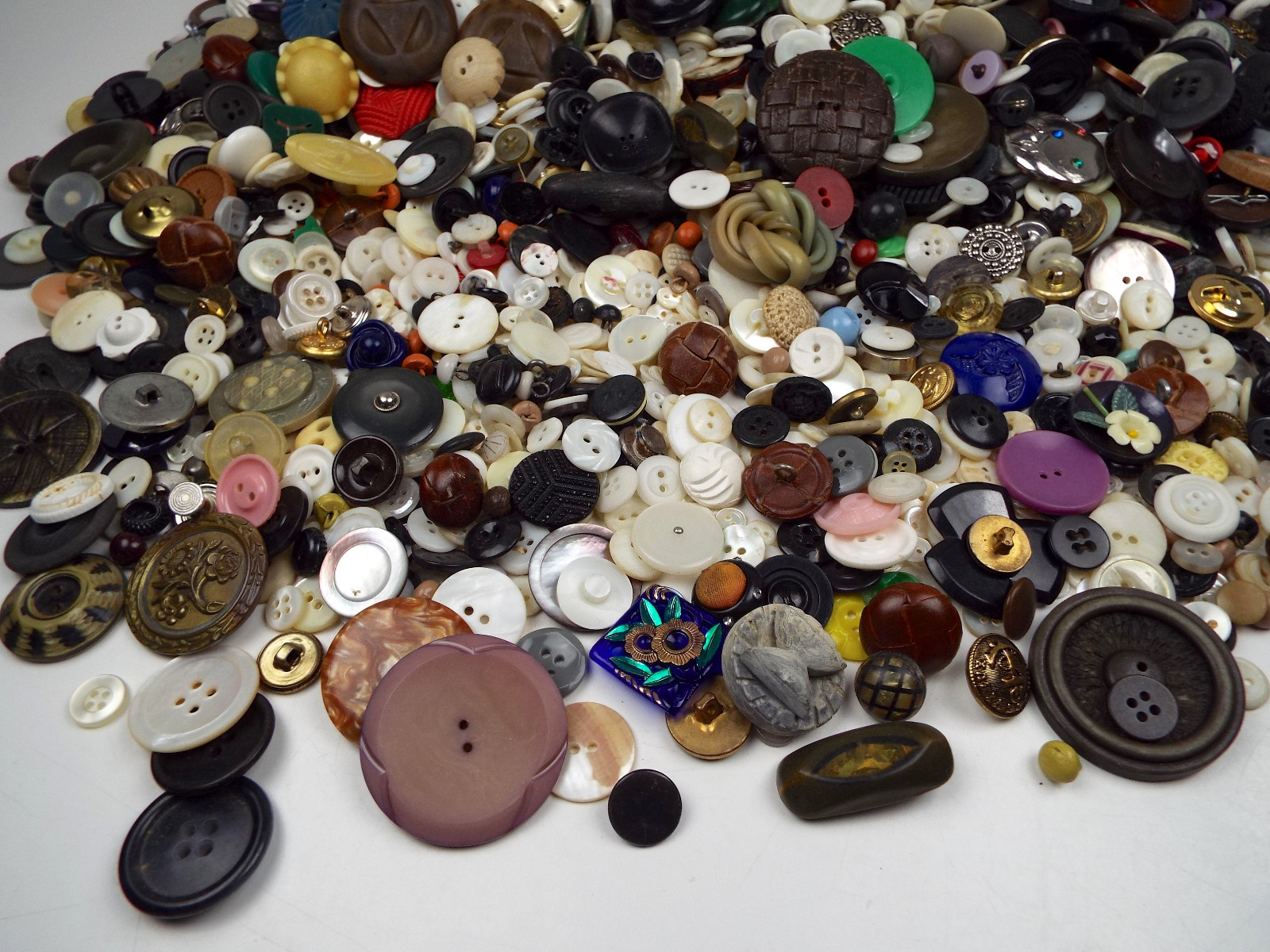 VINTAGE BUTTON COLLECTION Over 10 Lbs Unsearched Sold As Found Estate Lot #158