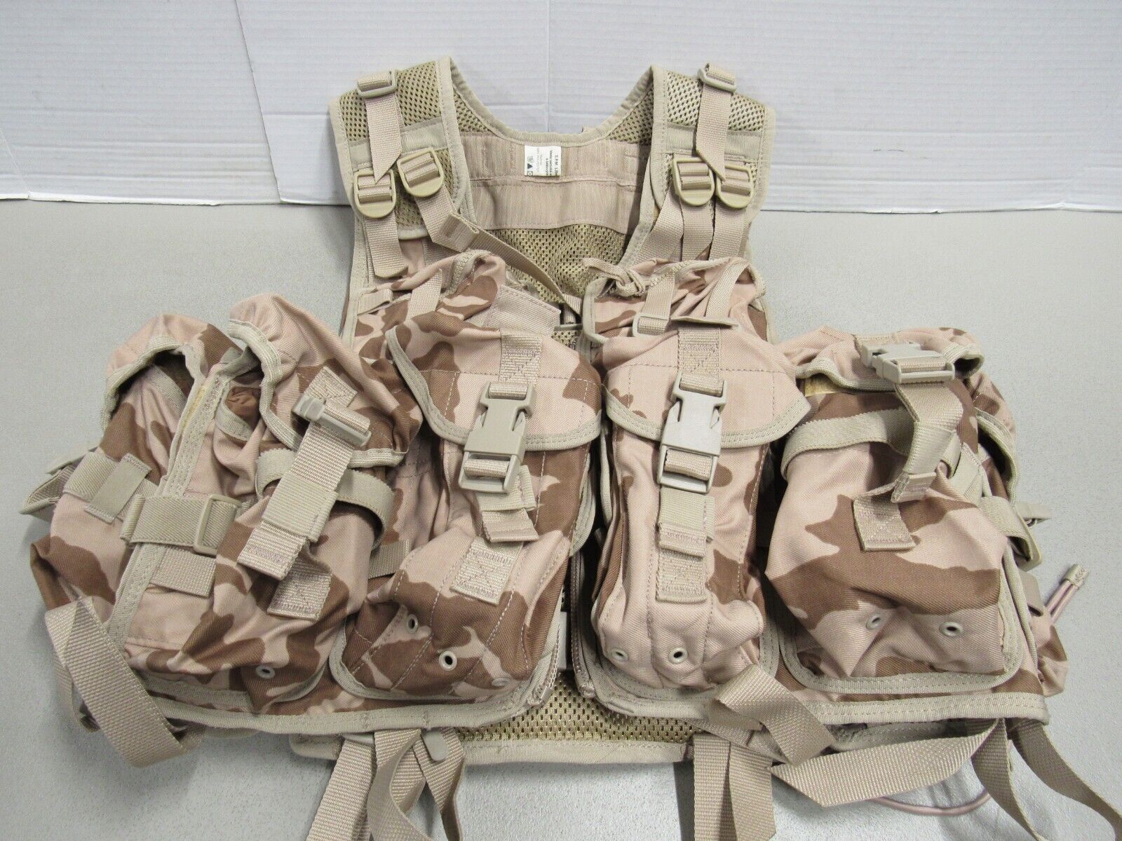 Czech VZ85 Desert Camo Tactical Combat Vest w/ Mag Pouches Czech VZ85 Desert Camo Tactical Combat Vest w/ Mag Pouches