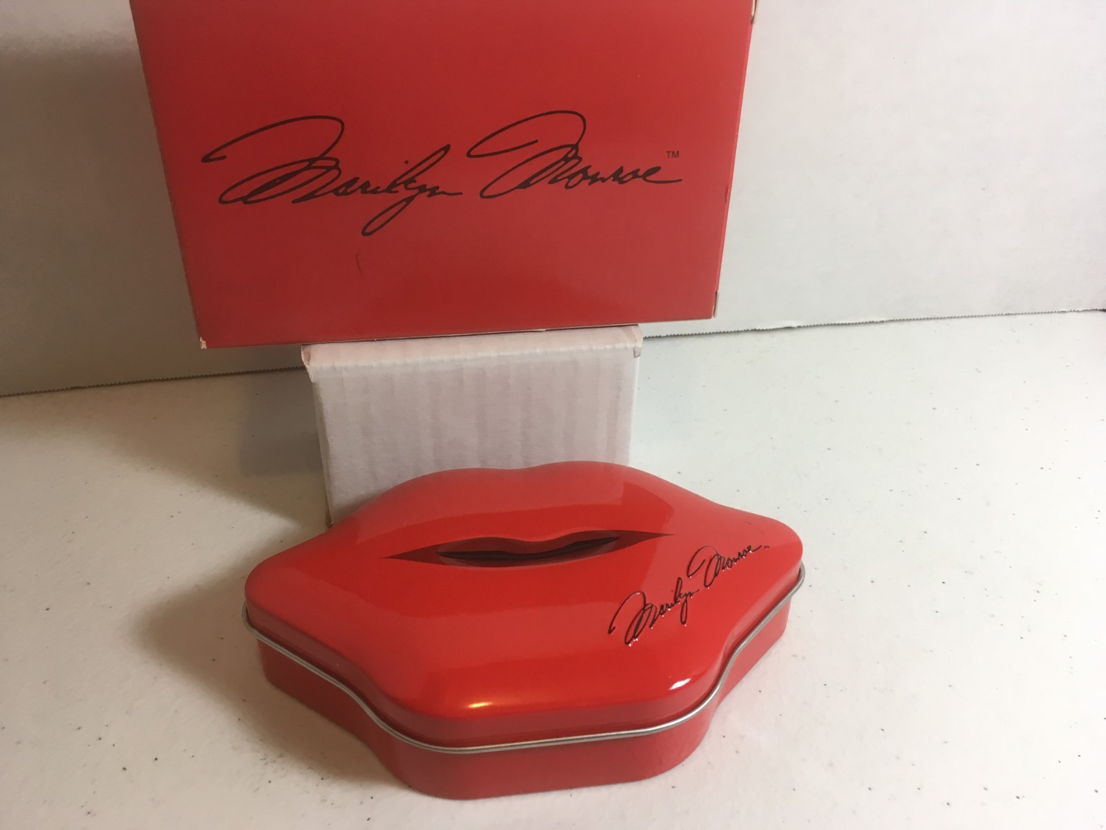 Marilyn Monroe Wrist Watch WORKS GREAT LADIES RED WATCH