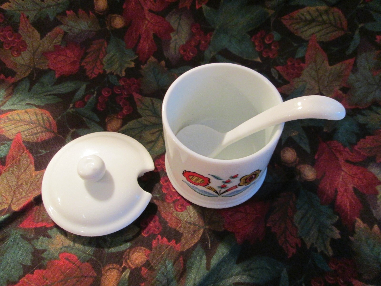 Bergquist - condiment jar - covered - porcelain spoon - 4x3