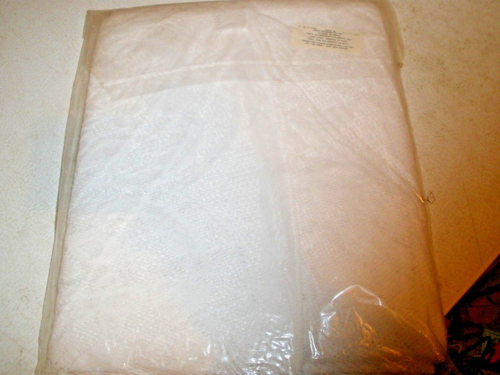 NEW Quaker Lace Tablecloth 70