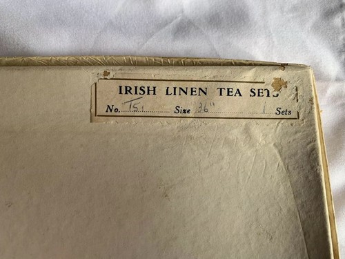 VINTAGE UNUSED SET OF 4  IRISH LINEN TEA NAPKINS AND TABLE RUNNER