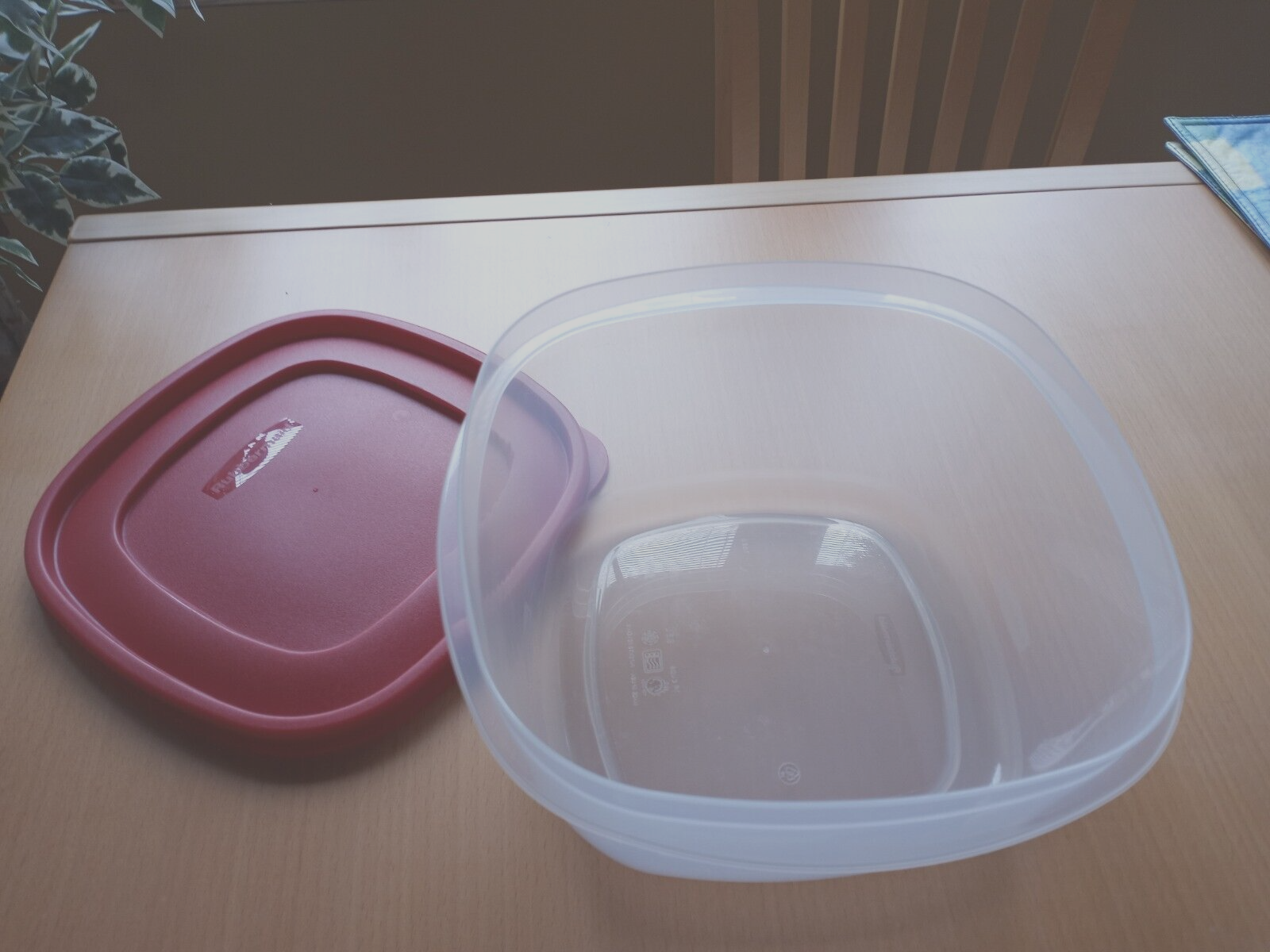 Rubbermaid Easy Find Lid 14 Cup Food Storage Container Red lid