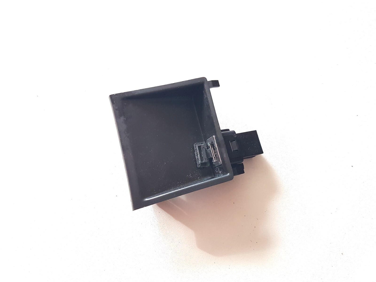 VOLVO V40 1.6TD D2 2015 RHD USB MOUNT BRACKET 31306768