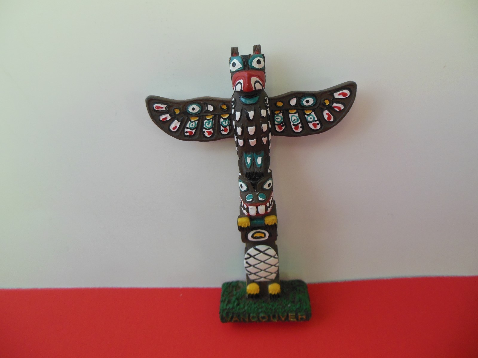 VANCOUVER TOTEM POLE HAND PAINTED FRIDGE DOUBLE BACK MAGNET. MADE IN VIETNAM