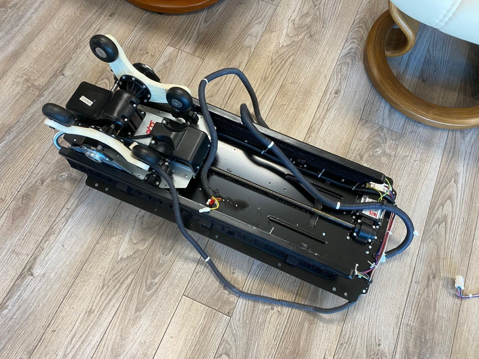 Recliner Robot Massaging Assembly