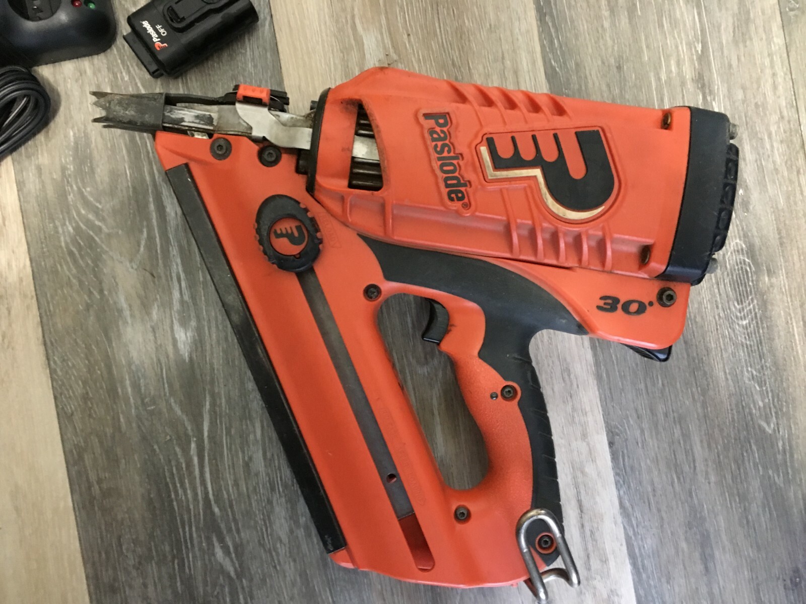 Paslode CF325li Cordless Framing Nailer,  902600 charger battery   as is