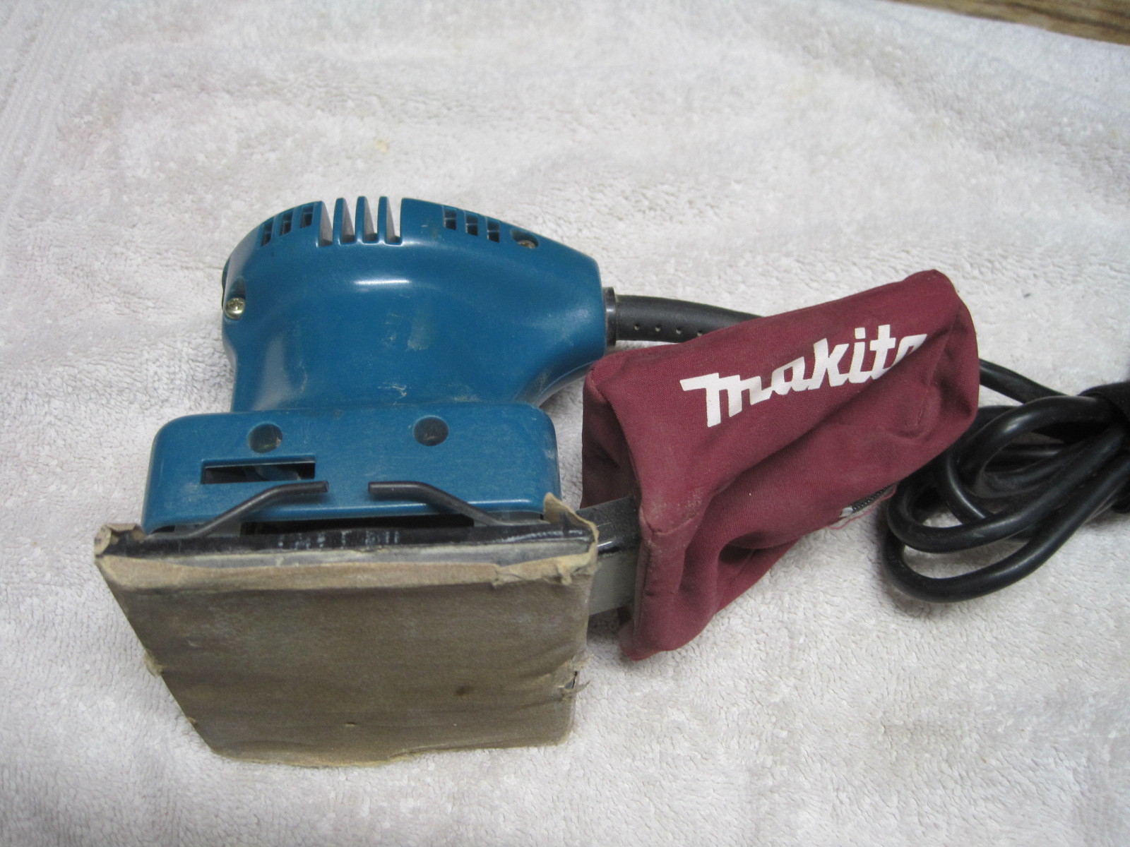 Makita Finishing Sander Model BO4550 w/ Dust Bag & Sandpaper Punch Plate