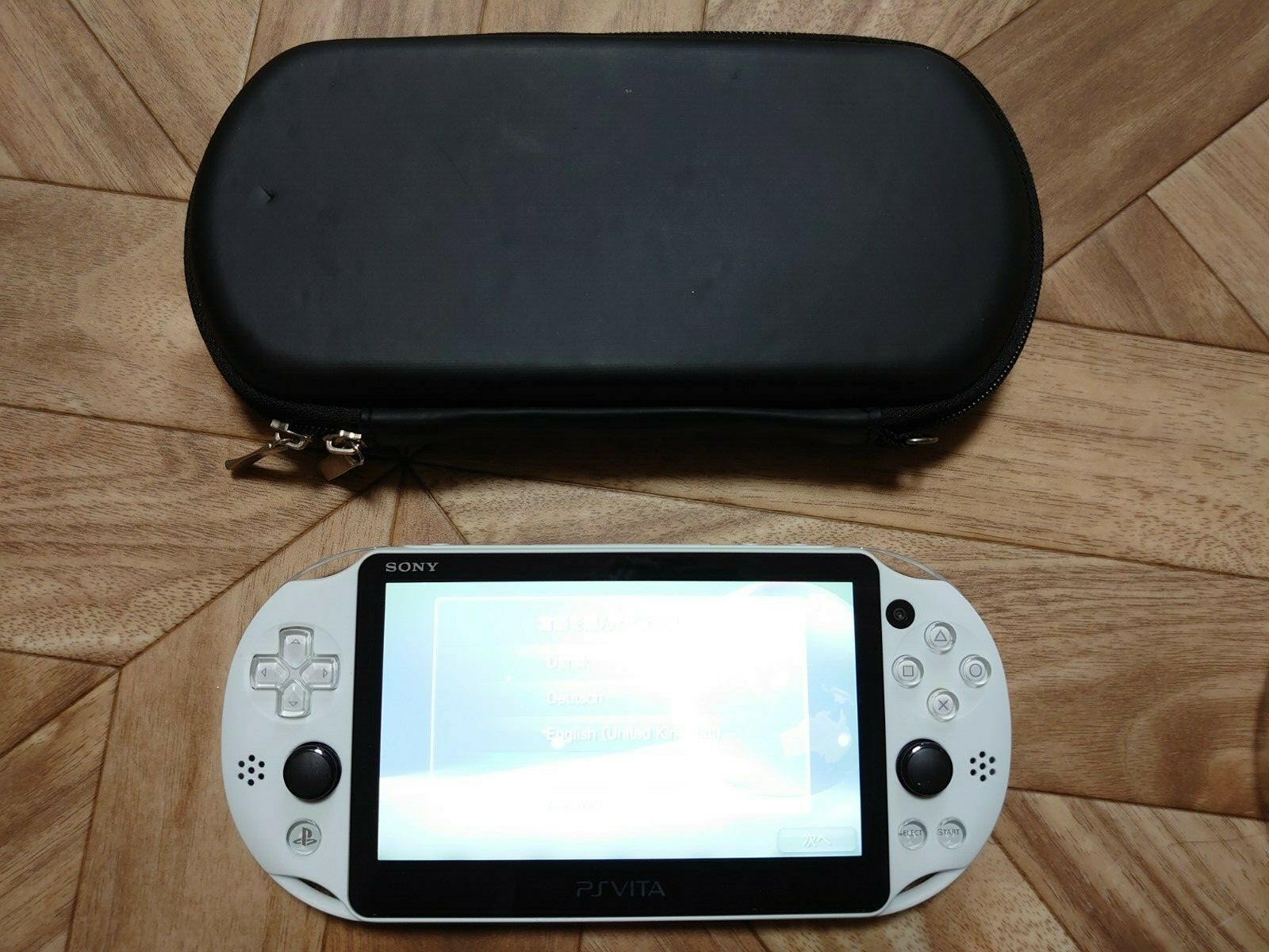 Sony PS Vita PCH-2000ZA22 Glacier White Pouch | Wi-Fi Sony PS Vita PCH-2000ZA22 Glacier White Pouch | Wi-Fi