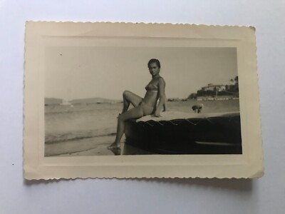 Snapshot Photo originale vintage Femme assise maillot de bain barque - SB567
