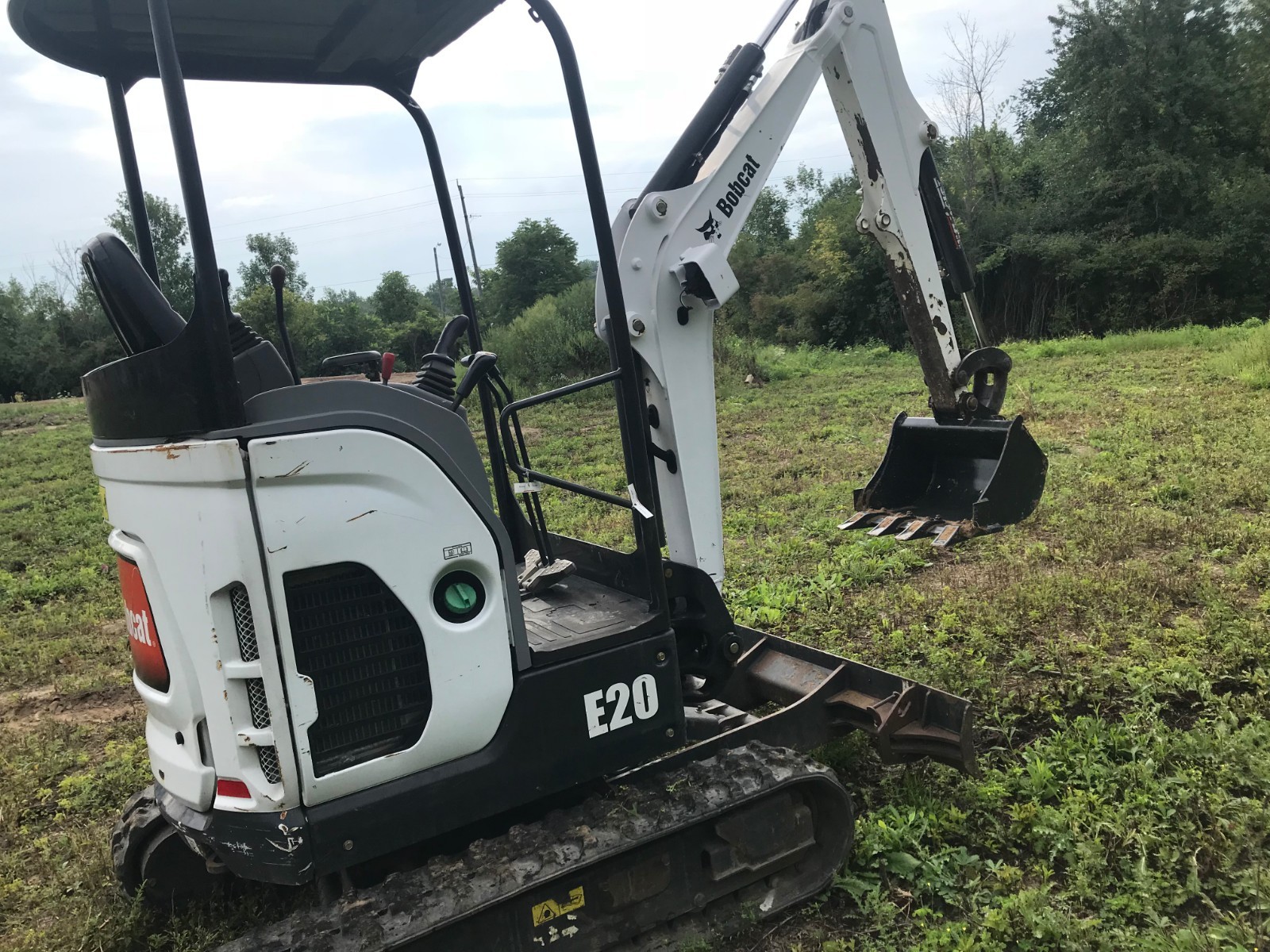 2015 BOBCAT E20 EXCAVATOR BACKHOE mini ex  , 1000 hours good condition