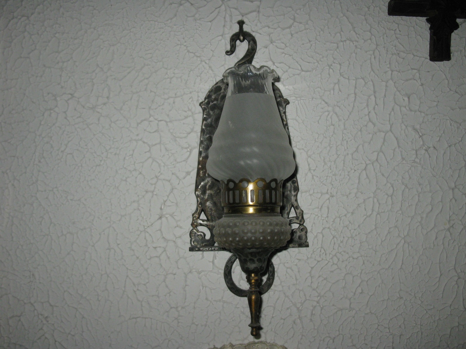 ANTIQUE RARE DECO HAMMERED IRON LIGHT FIXTURE SCONCE FROSTED HOB NAIL GLASS ELEC