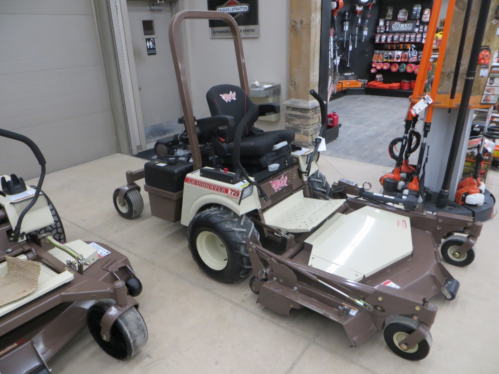 2016 Grasshopper 729BT 61'' Power fold Deck 29 Hp Briggs Engine Free Shipping