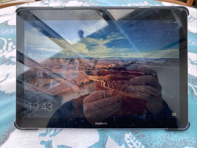 HUAWEI MediaPad T3 10 16GB Storage 9.6" Tablet **CRACKED UPPER BEZEL **