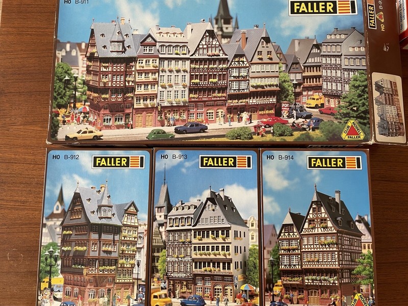 Faller HO B-911 Kit Row TOWN Houses, Stores German Romerberg