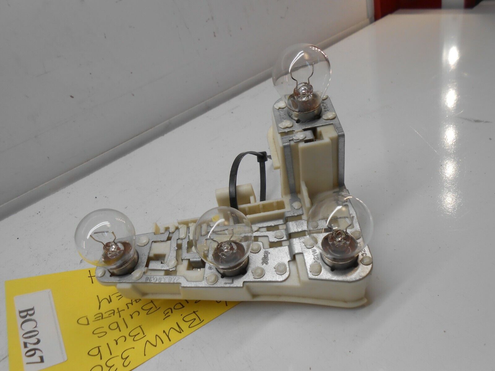 【期間限定送料無料】 330 BMW 2006 Rear Aftermarket Bulbs Socket Bulb Side Left ミニカー