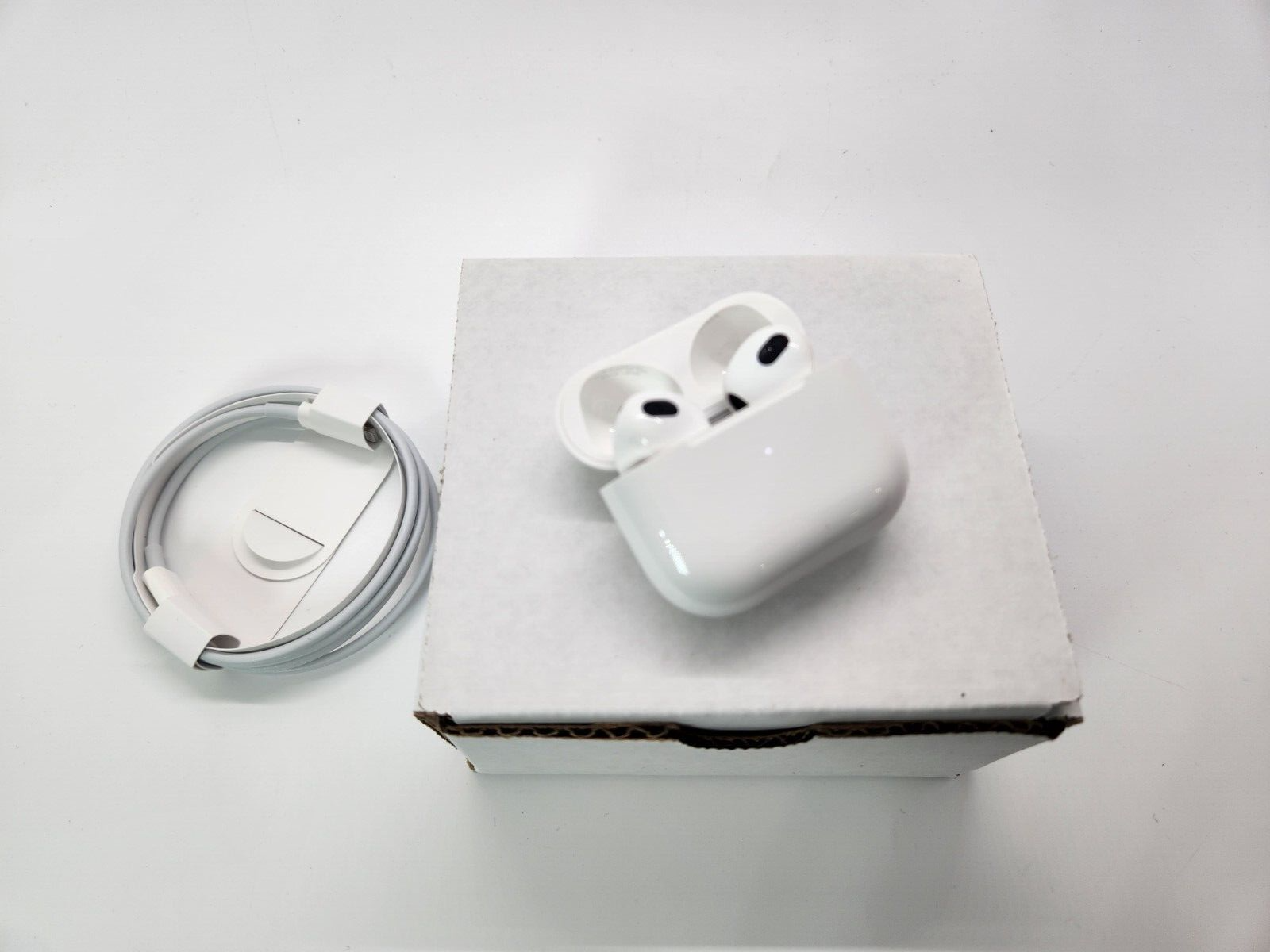 Apple AirPods 3rd Generation In-Ear Headset MagSafe Charger- White - Good